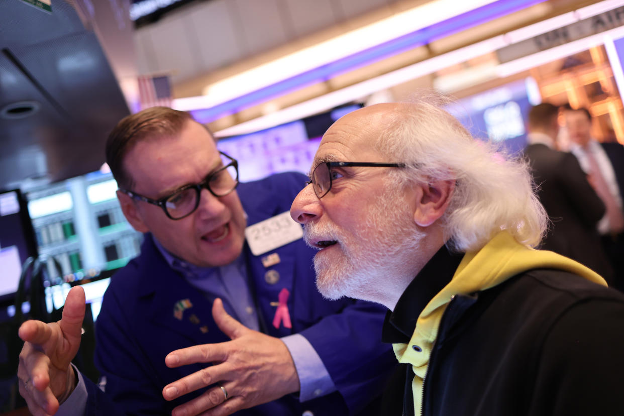 NEW YORK, NEW YORK - MAY 24: Traders work on the floor of the New York Stock Exchange during morning trading on May 24, 2024 in New York City.  Shares rose at the opening bell a day after the Dow Jones closed below 600 points, its worst session in more than a year.  (Photo by Michael M. Santiago/Getty Images)